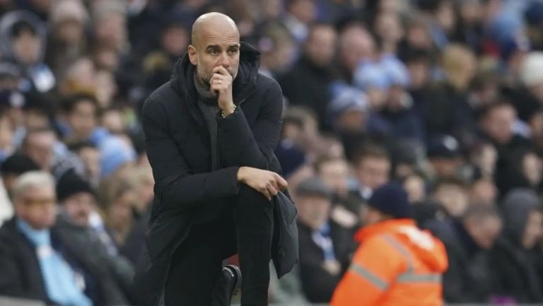 Pep Guardiola durante un partido con el City