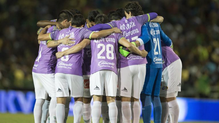 Jugadores de Chiapas en charla previo a arranque de un partido