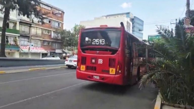 Una persona fue trasladada a un hospital tras choque de metrobús con camioneta